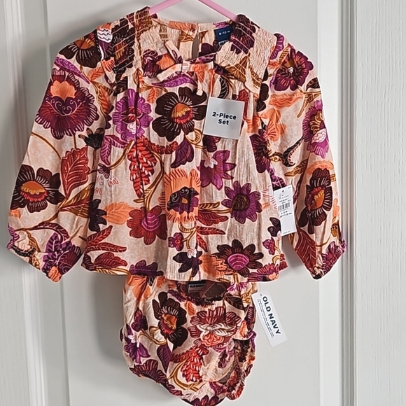 Old Navy 2-Piece Smocked Long Sleeve and Shorts Set Bright Floral NWT - Picture 2 of 3